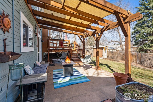 view of yard featuring a storage shed, a fenced backyard, an outdoor structure, and a wooden deck