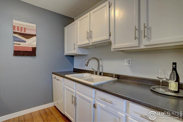 1105 Bacchus Dr Unit 8, Lafayette, CO 80026 - kitchen featuring light wood-style flooring, a sink, white cabinetry, dishwasher, and dark countertops