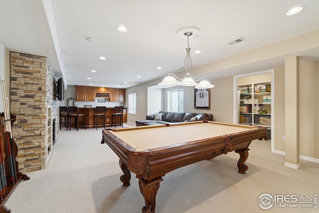 playroom with baseboards, visible vents, recessed lighting, bar area, and light carpet