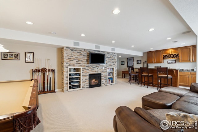 living area with recessed lighting, visible vents, wet bar, and light colored carpet