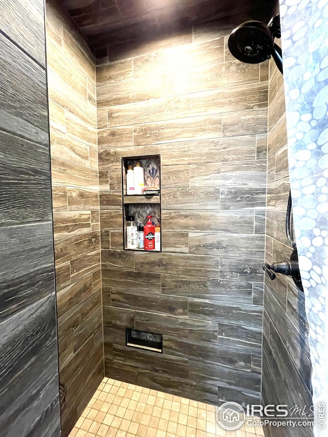 bathroom featuring a tile shower