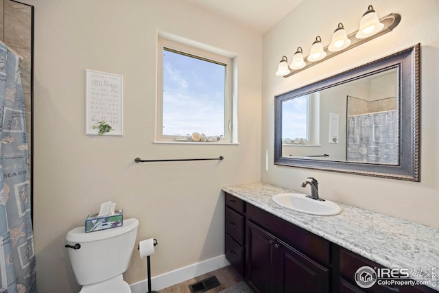 full bathroom with visible vents, toilet, vanity, and baseboards