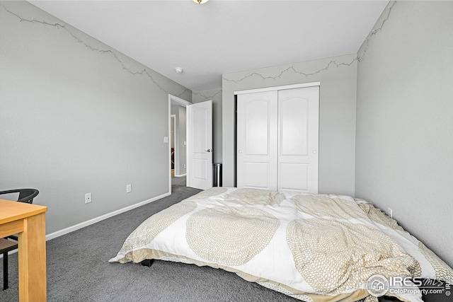 carpeted bedroom featuring baseboards and a closet