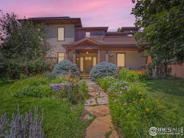 view of front of property featuring stucco siding and a front yard