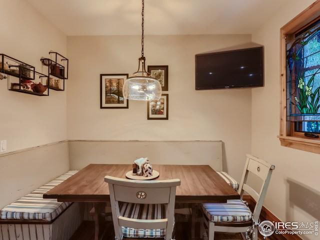 dining room with breakfast area