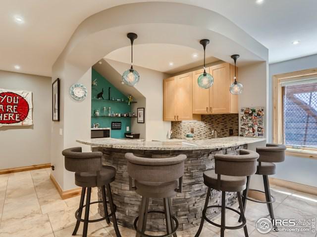 bar featuring decorative backsplash, decorative light fixtures, recessed lighting, and indoor wet bar