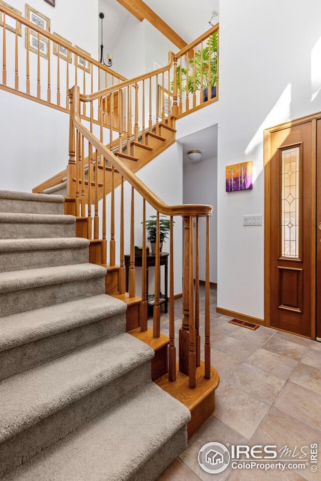 foyer with visible vents and baseboards