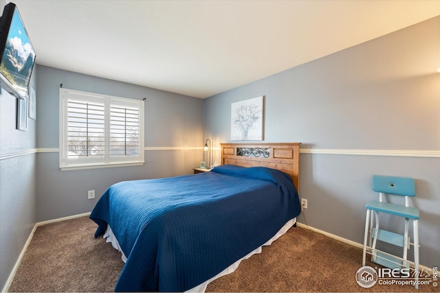 bedroom with carpet flooring and baseboards