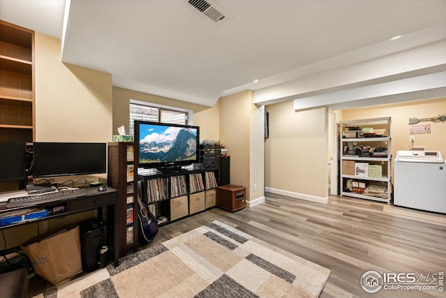 living room with visible vents, baseboards, recessed lighting, wood finished floors, and washer / clothes dryer