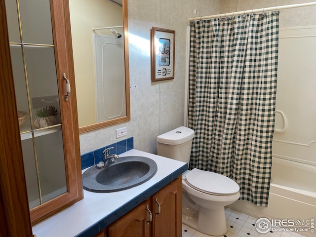 bathroom with shower / tub combo with curtain, vanity, and toilet