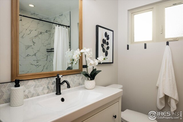 169 Emerald St, Broomfield, CO 80020 - full bath with toilet, a shower with shower curtain, vanity, and recessed lighting