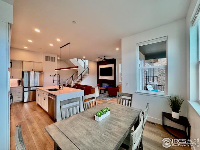 dining room featuring light wood finished floors, baseboards, visible vents, ceiling fan, and recessed lighting