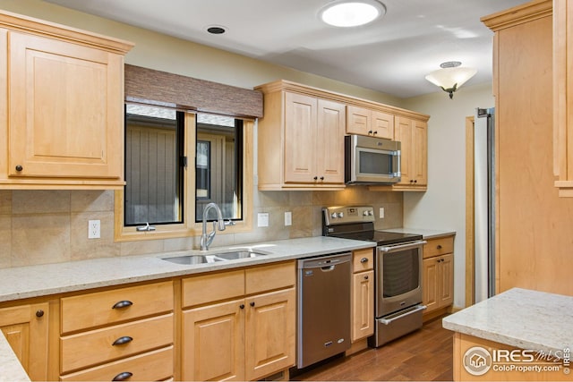 1132 Fairway Club Ln Unit 2, Estes Park, CO 80517 - kitchen with stainless steel appliances, a sink, light brown cabinets, dark wood-style floors, and tasteful backsplash