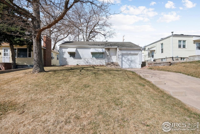 view of front of house featuring a front yard, driveway, and a garage