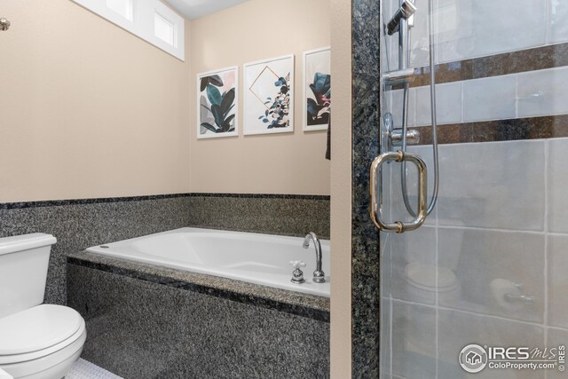 1016 Katy Ln, Longmont, CO 80504 - full bath featuring toilet, tile walls, a garden tub, and a shower stall