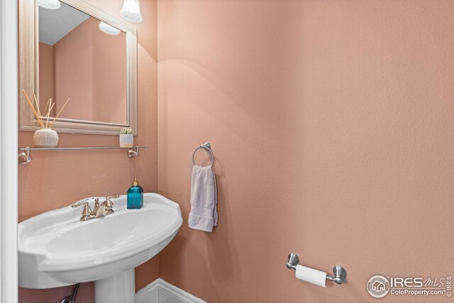1016 Katy Ln, Longmont, CO 80504 - bathroom featuring a sink