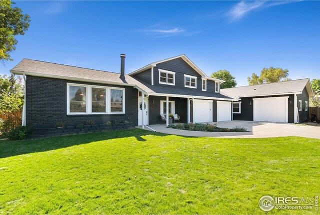 view of front facade featuring driveway, brick siding, and a front lawn