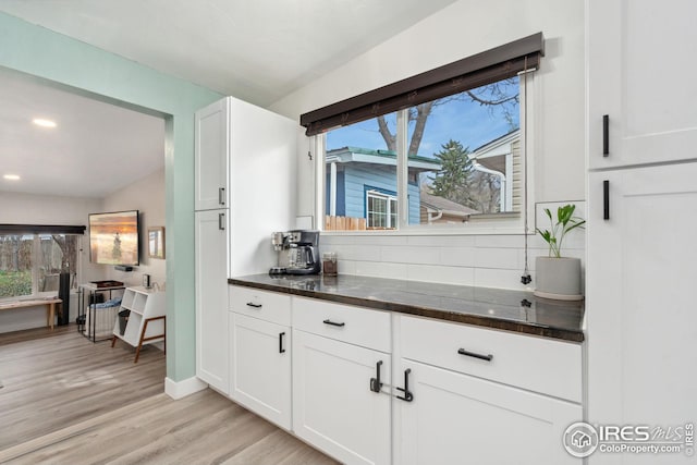 bar featuring recessed lighting, light wood-style floors, tasteful backsplash, and baseboards