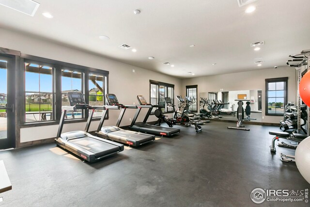 exercise room featuring visible vents, baseboards, and recessed lighting