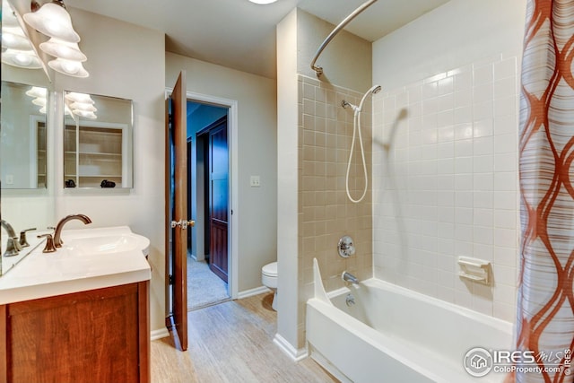2924 Ross Dr Unit H20, Fort Collins, CO 80526 - bathroom with baseboards, shower / bath combination with curtain, toilet, vanity, and wood finished floors