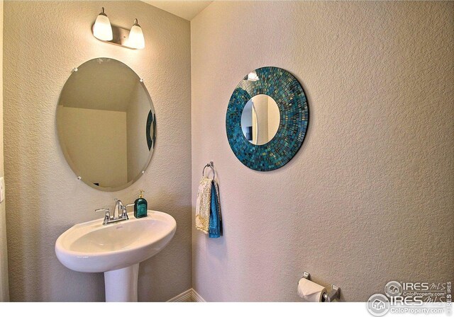 bathroom featuring a sink