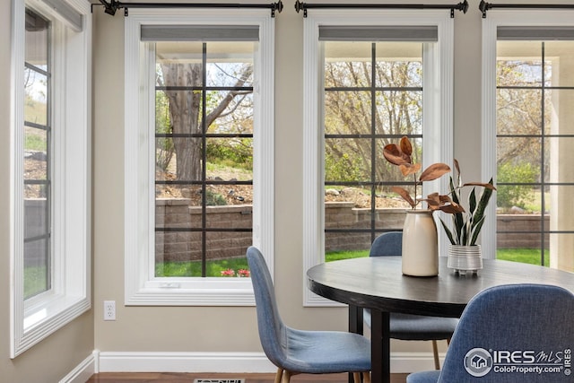 dining area featuring visible vents, plenty of natural light, and baseboards