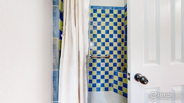 bathroom featuring a tile shower