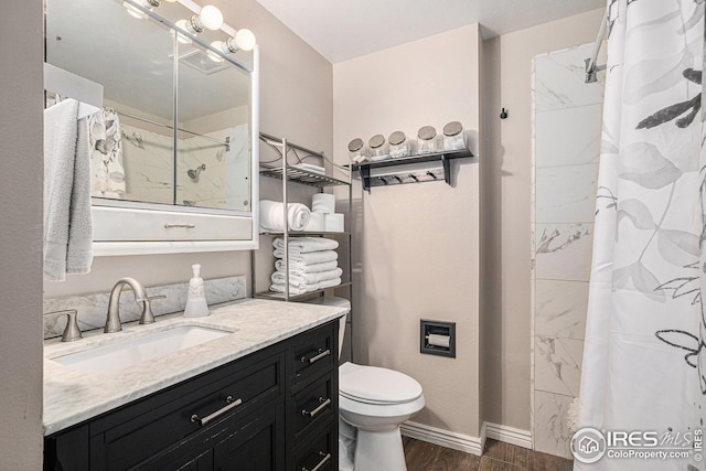 full bathroom featuring a shower with curtain, baseboards, toilet, wood finished floors, and vanity