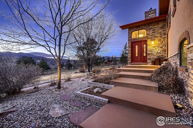 view of yard featuring a mountain view