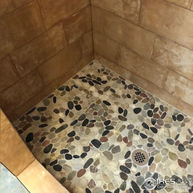 details featuring a tile shower