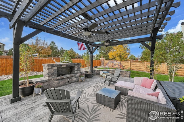 view of patio featuring a fenced backyard, ceiling fan, and an outdoor hangout area