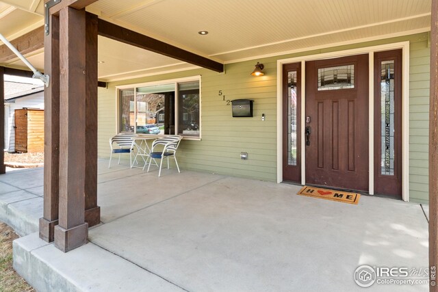 property entrance featuring a porch