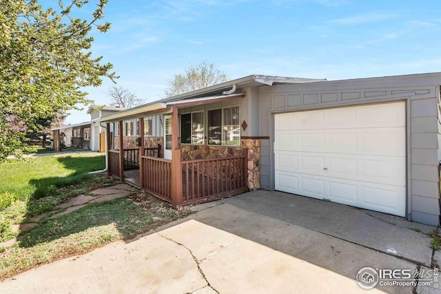 view of front of property with a garage and driveway