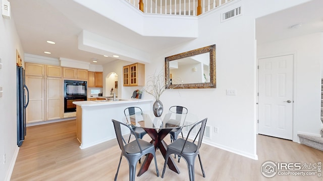 dining area with visible vents, recessed lighting, baseboards, and light wood-type flooring