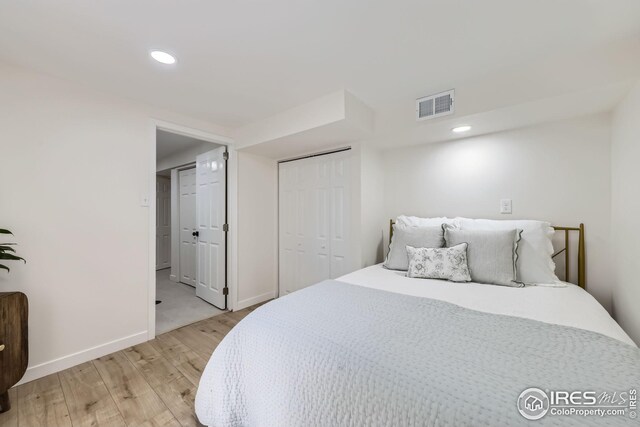 bedroom with visible vents, a closet, light wood-style floors, baseboards, and recessed lighting
