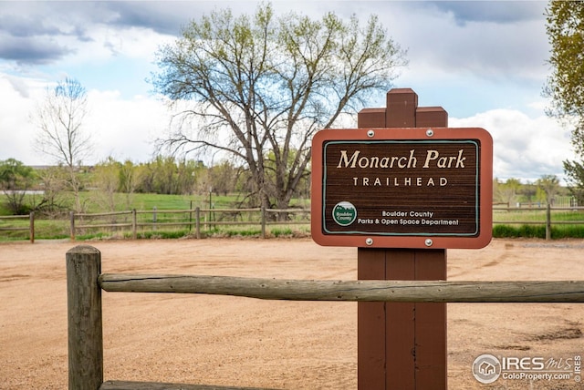 7628 Estate Cir, Niwot, CO 80503 - details featuring fence