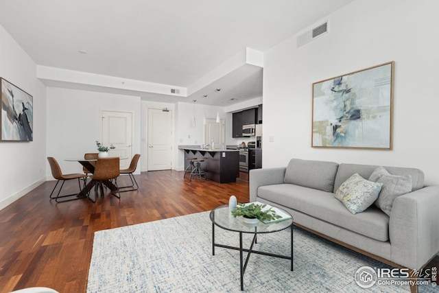 2001 Lincoln St Unit 2113, Denver, CO 80202 - living room featuring dark wood finished floors and baseboards