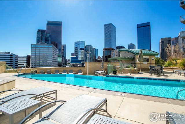 2001 Lincoln St Unit 2113, Denver, CO 80202 - community pool with a skyline view and a patio area