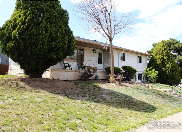 817 Warner St, Fort Morgan, CO 80701 - ranch-style home with a front yard and a porch