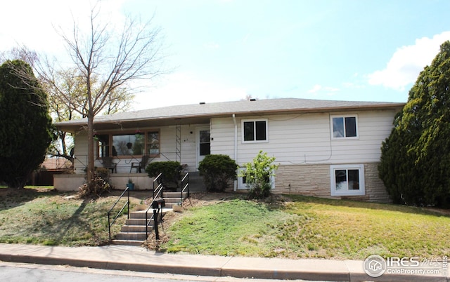 817 Warner St, Fort Morgan, CO 80701 - ranch-style home featuring a front lawn and a porch