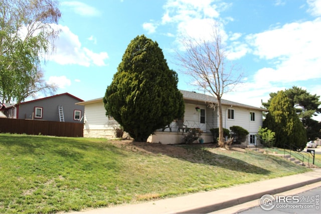 817 Warner St, Fort Morgan, CO 80701 - view of front facade with a front lawn and fence