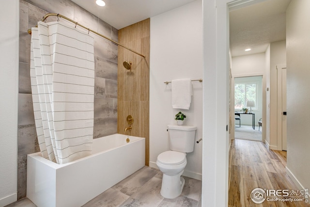 bathroom featuring wood finished floors, shower / bath combination with curtain, toilet, recessed lighting, and baseboards