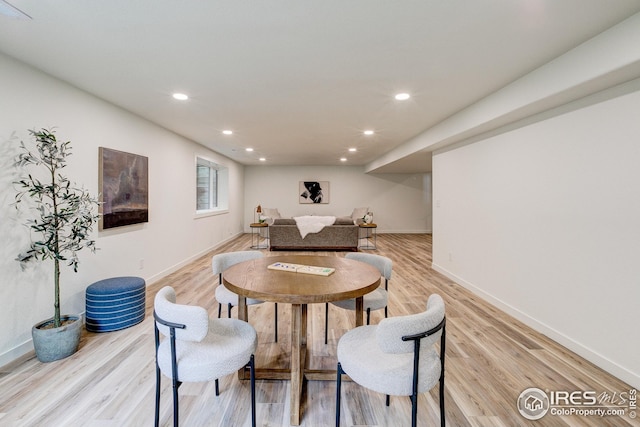 dining room with light wood-style floors, recessed lighting, and baseboards