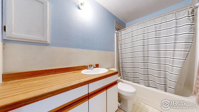 8208 Peakview Dr, Fort Collins, CO 80528 - full bath featuring toilet, shower / tub combo, vanity, and a textured wall