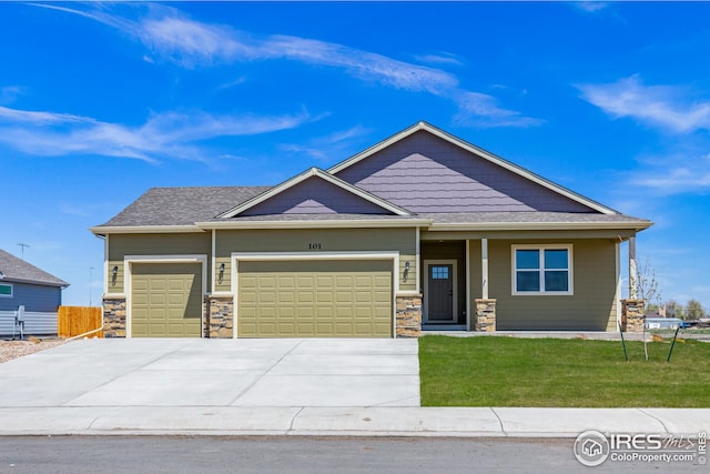 craftsman inspired home with a front lawn and a garage