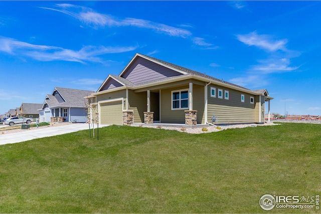 view of front of home featuring a front yard and a garage