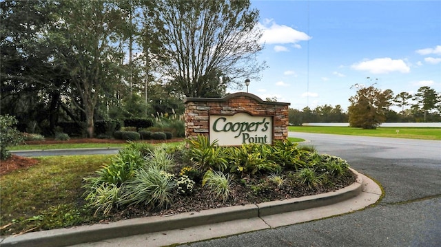 view of community / neighborhood sign