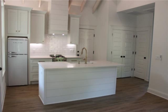 247 Circle Dr, Saint Simons Island, GA 31522 - kitchen featuring freestanding refrigerator, a sink, backsplash, light countertops, and dark wood-style flooring