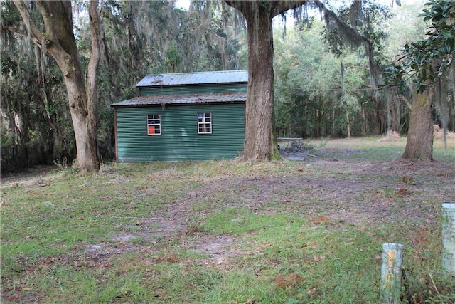 view of yard featuring an outbuilding