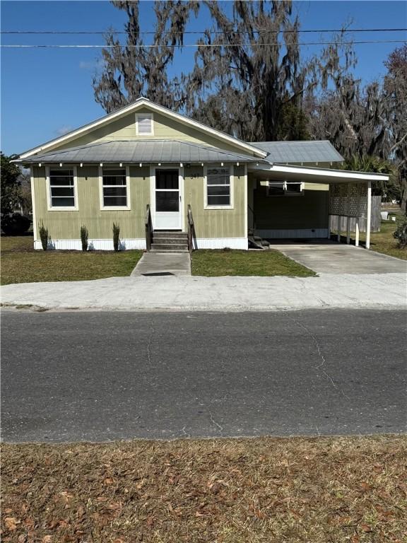 view of front facade featuring a carport